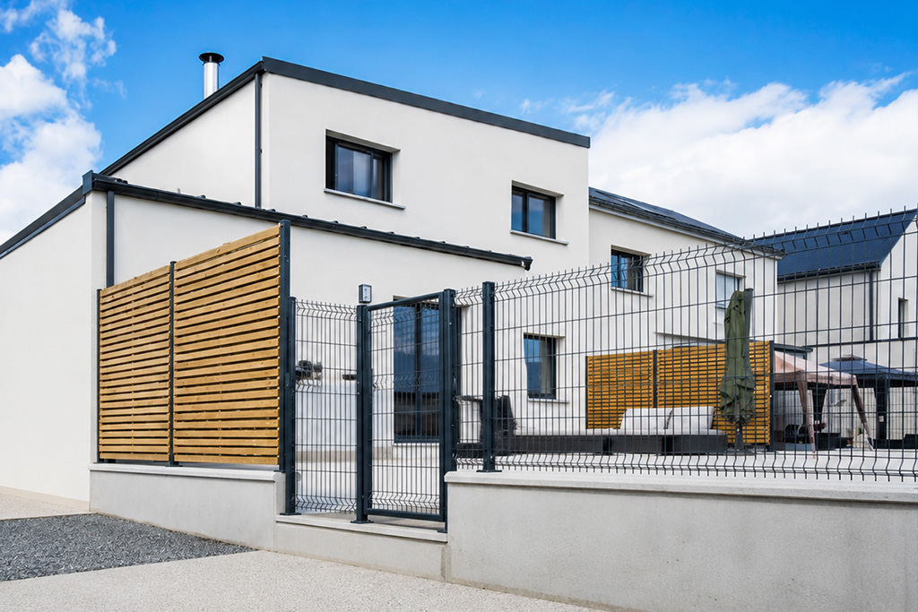 Construction d’une maison à toit plat aux portes de Rennes, à Domloup : reportage photo - façade arriere