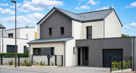 Construction d’une maison moderne aux portes de Rennes, à Châteaugiron : reportage photo - façade principale