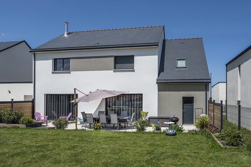 Construction d’une à familiale à quelques kilomètres de Rennes, à Piré-sur-Seiche : reportage photo - zoom sur la façade sud de la maison