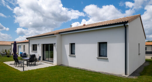 Construction d’une maison traditionnelle en Loire-Atlantique, à Le Loroux-Bottereau : reportage photo - espace jardin