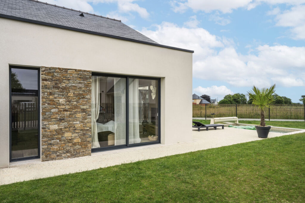 Réalisation d’une maison plain-pied à Dinan - Reportage photo - Baies vitrées - Lamotte Maisons Individuelles