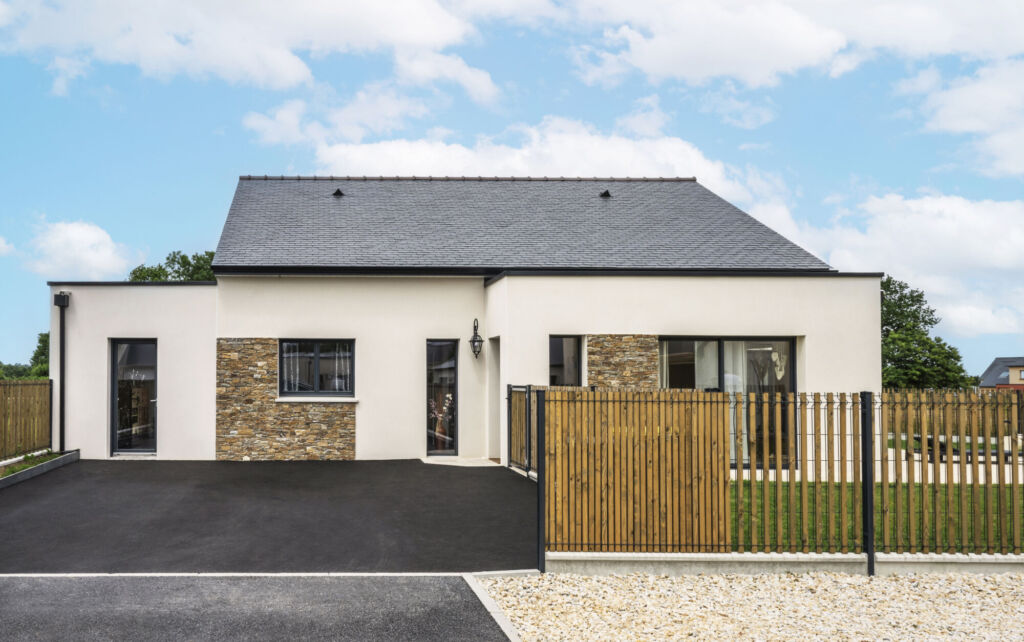 Réalisation d’une maison plain-pied à Dinan - Reportage photo - Façade entrée - Lamotte Maisons Individuelles