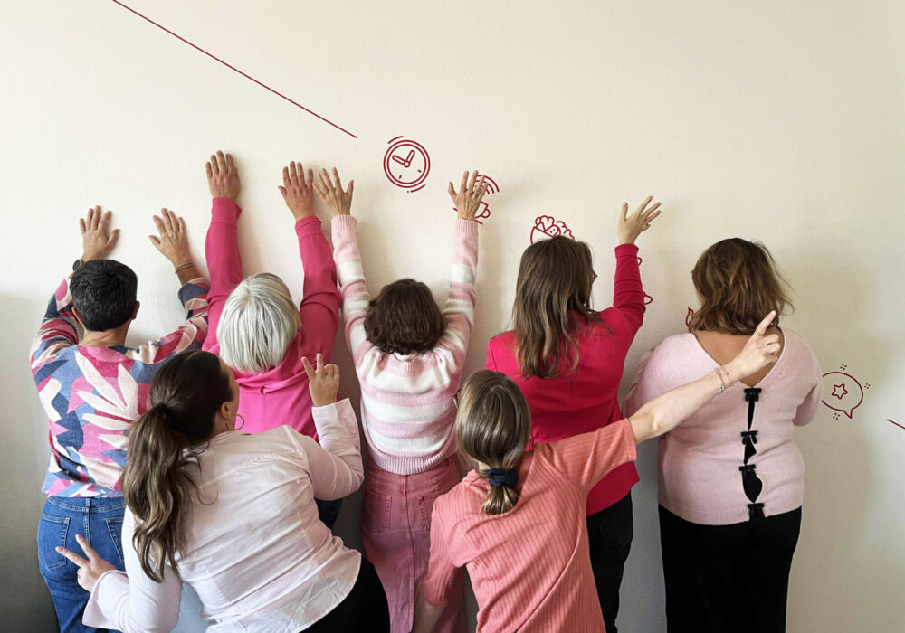 Collaborateurs de Lamotte Maisons Individuelles vêtus de rose pour Octobre Rose 2025