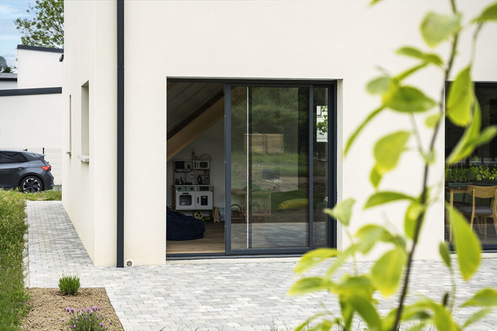 Construction d’une maison connectée en Ille-et-Vilaine, à Bain-de-Bretagne : reportage photo - détail baies vitrés
