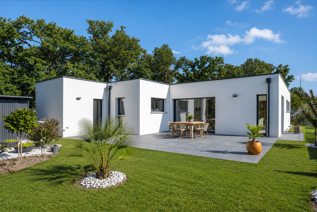 Construction d’une à toit plat à Vannes (56) : reportage photo - zoom sur le jardin