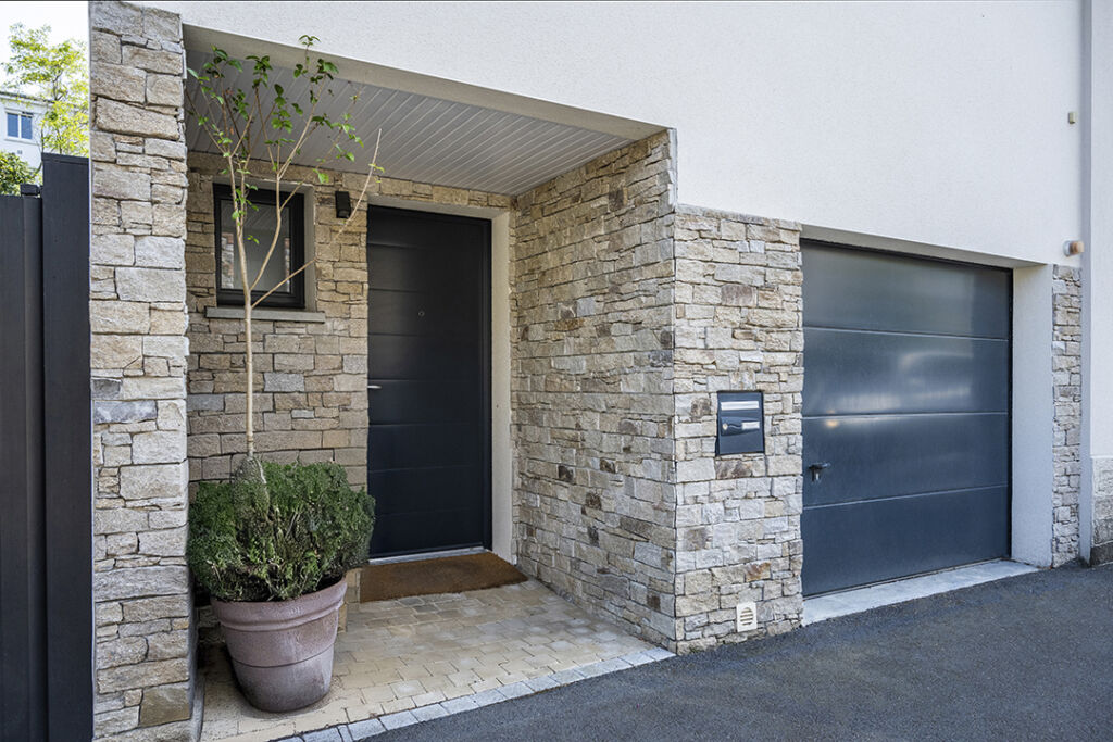 Réalisation d’une maison traditionnelle à Rennes - Reportage photo - entree - Lamotte Maisons Individuelles