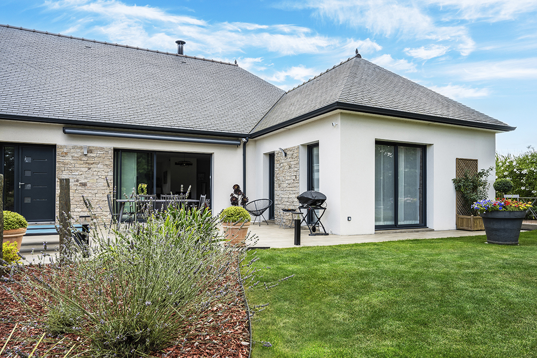Réalisation d’une maison familiale à Binic - Reportage photo - baies vitrées - Lamotte Maisons Individuelles
