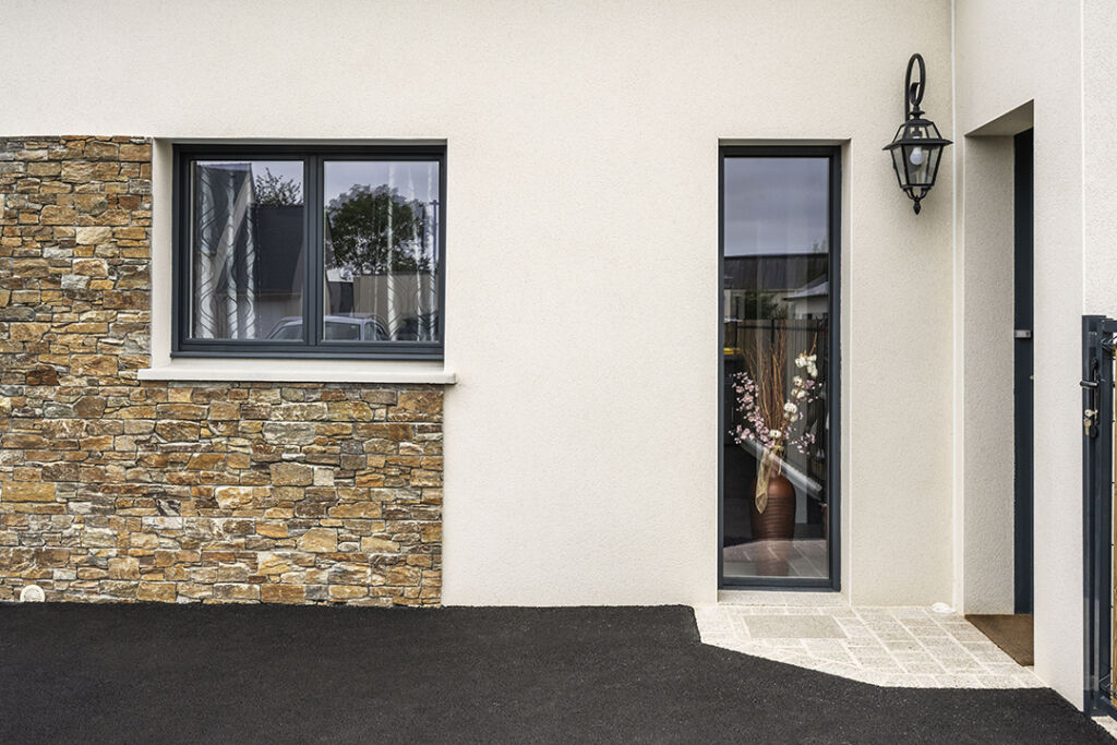Réalisation d’une maison familiale à Dinan - Reportage photo - entrée - Lamotte Maisons Individuelles