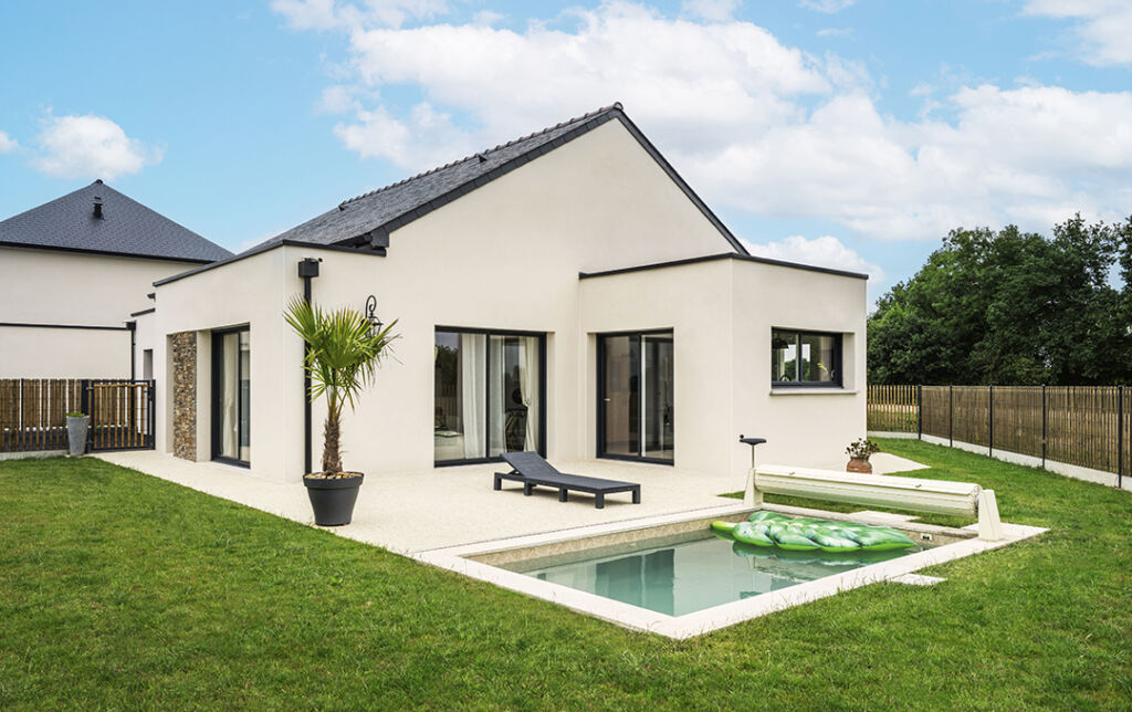 Réalisation d’une maison familiale à Dinan - Reportage photo - piscine - Lamotte Maisons Individuelles